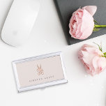 Roos Gold Floral Scissors - Aangepaste Haarstylist Visitekaarthouder<br><div class="desc">Elegant visitekaartje houder voor haarstylisten of saloneigenaars is voorzien van een jouw naam en/of handelsnaam in klassiek grijs letterschrift op een stomproze achtergrond,  voorzien van een floraal opgerolde schaar in de folie van faux roos gold.</div>