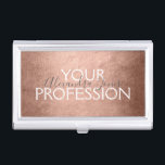 Roos Gold Foil | Blush roze Folie Moderne Visitekaarthouder<br><div class="desc">Blush Pink - Roos Gold Foil Metallic Minimalistische visitekaarthouder met witte handgeschreven typografie voor het monogram. De Roos Gold Foil Folie visitekaarthouder kan worden aangepast voor elk beroep. Als het beroep of de naamtekst niet aan uw behoeften voldoet,  neem dan contact op met de ontwerper.</div>
