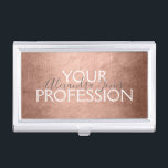 Roos Gold Foil | Blush roze Folie Moderne Visitekaarthouder<br><div class="desc">Blush Pink - Roos Gold Foil Metallic Minimalistische visitekaarthouder met witte handgeschreven typografie voor het monogram. De Roos Gold Foil Folie visitekaarthouder kan worden aangepast voor elk beroep. Als het beroep of de naamtekst niet aan uw behoeften voldoet,  neem dan contact op met de ontwerper.</div>
