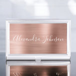 Roos Gold Foil | Blush roze Folie Moderne Visitekaarthouder<br><div class="desc">Blush Pink - Roos Gold Foil Metallic Stainless Steel Minimalist Business Card Holder met witte letters scriptsignatuurtypografie voor het monogram. De Roos Gold Foil Metal visitekaarthouders kunnen worden aangepast met jouw naam. Neem contact op met de ontwerper voor aangepaste overeenkomende items.</div>