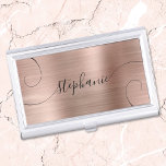 Roos Gold Foil Elegant Script Curly Name Visitekaarthouder<br><div class="desc">Een elegant ontwerp van het het manuscriptnaam van de handtekeningsstijl met extra krullende staarten. Op de achtergrond is een faux roos goud te zien en digitale kunst in de folie te verbrijzelen die prints als een foto. Pas de doopvontgrootte aan of beweeg het zoals nodig voor langere of kortere namen....</div>