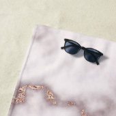 Roos Gold Foil Glitter in Roze marmer Monogram Strandlaken (In situ)