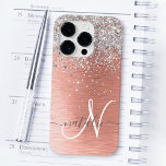 Roos Gold  Girly Silver Glitter Sparkly Case-Mate iPhone 14 Pro Hoesje<br><div class="desc">Pas dit trendy chassis met  zilveren mousserende glitter eenvoudig aan op een roos gouden geborstelde metalen achtergrond.</div>