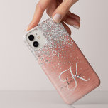 Roos Gold  Girly Silver Glitter Sparkly iPhone 14 Pro Max Hoesje<br><div class="desc">Pas dit trendy chassis met  zilveren mousserende glitter eenvoudig aan op een roos gouden geborstelde metalen achtergrond.</div>