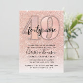 Roos Gold Glitter 49th Birthday Invitation Kaart (Staand voorkant)