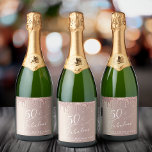 Roos Gold Glitter 50th Birthday Party Sparkling Wijnetiket<br><div class="desc">Vier uw vijftigste verjaardag in stijl met deze aangepaste wijnlabels. "50 & Fabulous" is geschreven in een elegant wit schrift tegen een roos gouden achtergrond,  met roos gouden faux glitter druppelen van de bovenkant. Personaliseer met jouw naam en de feestdatum.</div>