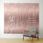 Roos Gold Glitter 50th Birthday Party Tapestry Wandkleed<br><div class="desc">Elegant gepersonaliseerd tapijt van de 50e verjaardag met roos goudfaux glitter vanaf de bovenkant tegen een gouden achtergrond van een ombre roos en "50 & Fabulous" geschreven in stijlvol wit schrift. Aanpassen met haar naam. Een leeg gebied in de lagere hoek verstrekt ruimte voor gasten om foto's tegen de achtergrond...</div>