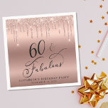 Roos Gold Glitter 60th Birthday Party Servet<br><div class="desc">Chique 60ste verjaardagsfeestservetten met "60 & Fabulous" in een elegant kalligrafiescript,  een rozen gouden achtergrond en rozen gouden faux glitter. Personaliseer met haar naam en de datum van het feest.</div>