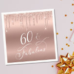 Roos Gold Glitter 60th Birthday Party Servet<br><div class="desc">Elegante en chique servetten voor haar 60ste verjaardagsfeestje met "60 & Fabulous" geschreven in een stijlvol wit schrift tegen een rozen gouden faux folie achtergrond,  met faux roos gouden glitter druppelen van de bovenkant.</div>