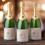 Roos Gold Glitter 60th Birthday Party Sparkling Wijnetiket<br><div class="desc">Vier uw zestigste verjaardag in stijl met deze aangepaste wijnlabels. "60 & Fabulous" is geschreven in een elegant script tegen een roos gouden achtergrond,  met roos gouden faux glitter druppelen van de bovenkant. Personaliseer met jouw naam en de feestdatum.</div>