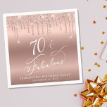 Roos Gold Glitter 70th Birthday Party Servet<br><div class="desc">Chique aangepaste 70e verjaardagsfeestservetten met "70 & Fabulous" in een elegant wit kalligrafiescript,  een rozen gouden achtergrond en rozen gouden faux glitter. Personaliseer met haar naam en de datum van het feest.</div>