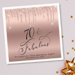 Roos Gold Glitter 70th Birthday Party Servet<br><div class="desc">Elegante en chique gepersonaliseerde 70e verjaardagsfeestservetten met "70 & Fabulous" geschreven in een  script tegen een rozen gouden achtergrond,  met rozen gouden faux glitter druppelen van de bovenkant. Je kunt personaliseren met haar naam en datum van het feest.</div>