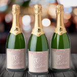 Roos Gold Glitter 70th Birthday Party Sparkling Wijnetiket<br><div class="desc">Vier uw zeventigste verjaardag in stijl met deze aangepaste wijnlabels. "70 & Fabulous" is geschreven in een elegant wit kalligrafie script tegen een rozen gouden achtergrond,  met roos gouden faux glitter druppelen van de bovenkant. Personaliseer met jouw naam en de feestdatum.</div>