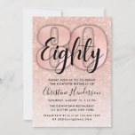 Roos Gold Glitter 80th Birthday Invitation Kaart<br><div class="desc">Het ontwerp biedt roos gouden glitter grafische kaarten aan beide zijden. Ideaal voor vrouwen.</div>