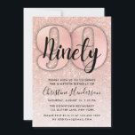 Roos Gold Glitter 90th Birthday Invitation Kaart<br><div class="desc">Het ontwerp biedt roos gouden glitter grafische kaarten aan beide zijden. Ideaal voor vrouwen.</div>