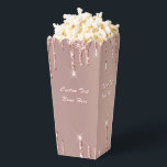 Roos Gold Glitter Aangepaste Tekstnaam Popcorn Box Bedankdoosjes<br><div class="desc">Popcorn Dozen met Roos Gold Blush Glitter Sparkle Drips Custom Text Pink Modern - Voeg uw unieke tekst of verwijder tekst - Maak uw speciale Popcorn Box Gift - Formaat wijzigen en verplaatsen of verwijderen en voeg tekst / elementen toe met aanpassingstool. Ontwerp door MIGNED. Kies lettertype / grootte /...</div>