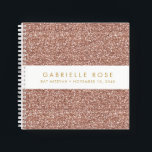Roos Gold Glitter Bat Mitzvah Autograaf Guestbook Notitieboek<br><div class="desc">Roos Gold Pink Glitter (bedrukt afbeelding) met een witte streep op de omslag van een gepersonaliseerd gastenboek met ruimte voor een optionele Hebreeuwse naam of tekst die u wilt. Een roze, dunne partij accessoire voor een Bat Mitzvah, Sweet 16, Quinceanera of Birthday, of een schetsboek voor een roze glans die...</div>