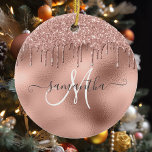 Roos Gold Glitter Drift Handgeschreven scriptnaam Keramisch Ornament<br><div class="desc">Dit ontwerp kan op het gebied worden gepersonaliseerd dat door de foto en/of tekst te veranderen wordt verstrekt. Of het kan worden aangepast door de klik te kiezen om verdere optie aan te passen en de kleur van de achtergrond te schrappen of te veranderen, tekst toe te voegen, de tekstkleur...</div>