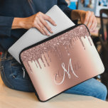 Roos Gold Glitter Drift Metal Monogram Trendy Laptop Sleeve<br><div class="desc">Dit ontwerp kan op het gebied worden gepersonaliseerd dat door de foto en/of tekst te veranderen wordt verstrekt. Of het kan worden aangepast door te klikken deze Sjabloon personaliseert en dan de klik te kiezen om verdere optie aan te passen en de kleur van de achtergrond te schrappen of te...</div>