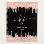 Roos Gold Glitter Drift Monogram Beauty Salon Planner<br><div class="desc">Meisjes, elegant, Sylish Light Roos Gold Glitter Drips 2 Monogram op maat gesneden naam monogrammed schoonheidssalon planner. Met een modern luxe faux lichtroze roos goudglitter druppelend lijst, een groot dubbelhandgeschreven monogram scriptlettertype met swashes (grote initialen) en een serif type lettertypenaam in lichtroze op zwarte achtergrond. Eenvoudig aan te passen. Geweldig...</div>