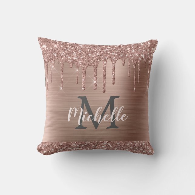 Roos Gold Glitter Drift op roze metalen monogramme Kussen (Voorkant)