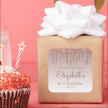 Roos Gold Glitter Drip 40th Birthday Dank u Vierkante Sticker<br><div class="desc">Deze chic 40ste verjaardagsfeestje,  dankjewel-jullie stickers,  hebben een gouden gouden faux glitter drip border en roos gouden achtergrond. De woorden "Bedankt voor je komst!" staan in het donkere roos. Pas ze aan met haar naam in handschrift script,  samen met haar verjaardag en datum hieronder.</div>