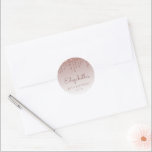 Roos Gold Glitter Drip 40th Birthday Ronde Sticker<br><div class="desc">Deze schitterende 40e verjaardag stickers zijn voorzien van een dunne roos gouden faux glitter drip border and roos gold ombre background. Pas hen met de naam van de gast van eer in handschrift manuscript,  samen met haar verjaardag en datum hieronder aan.</div>