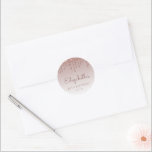 Roos Gold Glitter Drip 40th Birthday Ronde Sticker<br><div class="desc">Deze schitterende 40e verjaardag stickers zijn voorzien van een dunne roos gouden faux glitter drip border and roos gold ombre background. Pas hen met de naam van de gast van eer in handschrift manuscript,  samen met haar verjaardag en datum hieronder aan.</div>