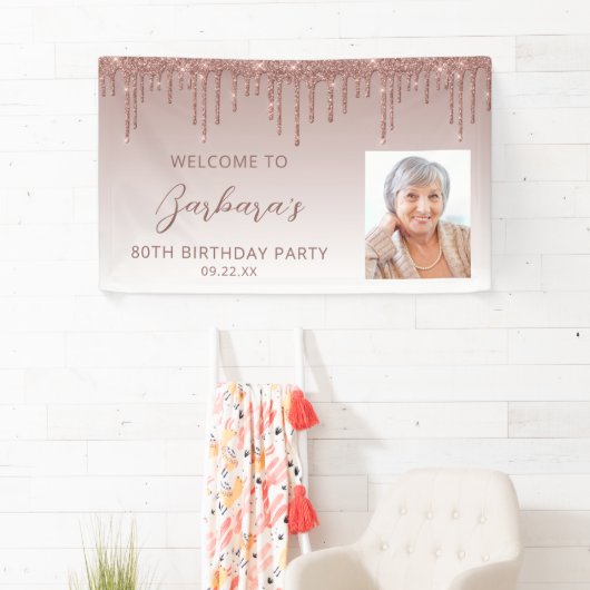 Roos Gold Glitter Drip Script Foto 80th Birthday Spandoek (Insitu)