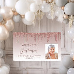 Roos Gold Glitter Drip Script Foto 80th Birthday Spandoek<br><div class="desc">Welkom gasten met deze schitterende, glamoureuze fotobanner op 80-jarige verjaardag, met een gouden gouden roos gouden nep grens en gouden achtergrond van het roos. Vervang gemakkelijk het afbeelding van de steekproef door een foto van de gast van eer. Personaliseer het met haar naam in welk stoffig stoffig roos manuscript, met...</div>