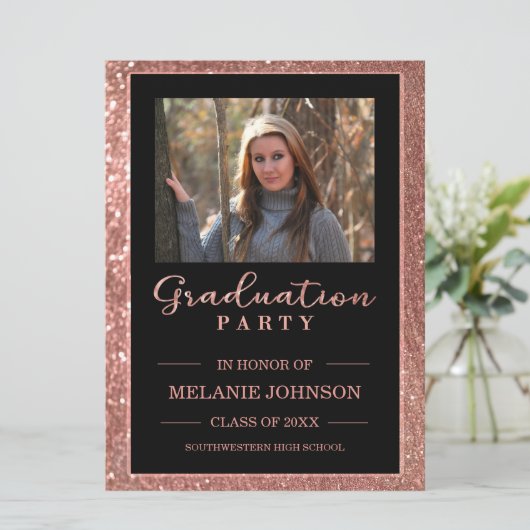 Roos Gold Glitter en Black Afstuderen Invitation Kaart (Staand voorkant)