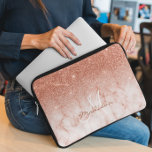 Roos Gold Glitter ombre marmer Monogram Laptop Sleeve<br><div class="desc">Dit ontwerp kan op het gebied worden gepersonaliseerd dat door de foto en/of tekst te veranderen wordt verstrekt. Of het kan worden aangepast door te klikken deze Sjabloon personaliseert en dan de klik te kiezen om verdere optie aan te passen en de kleur van de achtergrond te schrappen of te...</div>