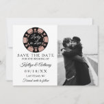 Roos Gold Glitter Poker Chip Casino Weddenfoto Save The Date<br><div class="desc">Viel in stijl met deze moderne en zeer trendy bruiloft,  behalve de datumkaarten. Dit ontwerp is eenvoudig te personaliseren met uw eigen speciale foto's en formuleringen en uw gasten zullen enthousiast zijn wanneer ze deze geweldige kaarten ontvangen. Het gelijke kan in het collectie worden gevonden.</div>