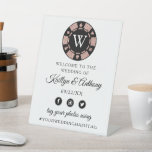 Roos Gold Glitter Poker Chip Casino Wedding Reclamebord Met Voetstuk<br><div class="desc">Viel in stijl met dit moderne en zeer trendy trouwwelkomstteken. Dit ontwerp is gemakkelijk te personaliseren met uw speciale gebeurtenisformulering en uw gasten zullen enthousiast zijn wanneer zij dit geweldige teken zien. Overeenkomende objecten zijn te vinden in het collectie.</div>