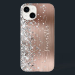 Roos Gold Glitter Silver Glam Girly Handtekening Case-Mate iPhone 14 Hoesje<br><div class="desc">Meisjes faux sparkly Silver Grey glitter hoogtepunten op de linkerrand boven een faux roze blush roos gouden brute metalen folie. De moderne handtekening is voorzien van een elegant wit calligrafiedoopvont met decoratieve staarten. Pas de doopvontstijlen aan om uw eigen telefoontoestel voor uw beste vriend te creëer.</div>