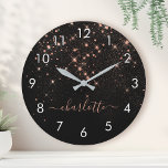 Roos Gold Glitter Sparkly Elegant Glamoureus Scrip Ronde Klok<br><div class="desc">Creëer uw eigen gepersonaliseerde zwarte en gouden diamanten van het roos glinsterende grote klok met uw aangepaste moderne handgeschreven manuscriptnaam.</div>