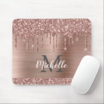 Roos Gold Glitter Stations op roze metalen naam Muismat<br><div class="desc">Moderne, girale roos goudglitter druipt naam en monogrammed mousepad. Dit ontwerp is voorzien van een wazige roze roze roze glitter sparkle druppelt op een roze bruine metalen achtergrond met op maat gesneden monogram initiaal en sjabloon van de voornaam tekst. Perfect vrouwelijk geschenk. Let op, dit ontwerp is een fotogeprint effect....</div>