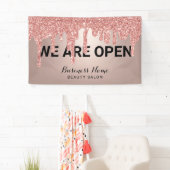 Roos Gold Glitter steekt een schoonheidssalon af.  Spandoek (Insitu)