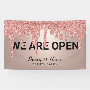 Roos Gold Glitter steekt een schoonheidssalon af.  Spandoek