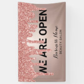 Roos Gold Glitter steekt een schoonheidssalon af.  Spandoek (Verticaal)