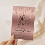 Roos Gold Glitter Virtual 60th Birthday Party Kaart<br><div class="desc">Elegant en chic virtual sixtieth verjaardagsparty-uitnodiging met "60 & Fabulous" in een ,  stijlvol script tegen een gouden achtergrond van het roos,  met het druppelen van roos goudfaux glitter.</div>