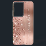 Roos Gold Glittery Folie Girly Signature Samsung Galaxy Hoesje<br><div class="desc">Meisjes faux dun roos goudglitter hoogtepunten aan de linkerkant, over een faux blush en roos goudbruine bladfolie. De moderne handtekening kenmerkt een elegant wit calligrafiedoopvont met decoratieve staarten in een verticaal formaat. Pas de doopvontstijlen aan of verplaats de glinsterende grafiek aan creëer uw eigen telefoontoestel. De extra sparkles, glitter en...</div>