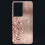 Roos Gold Glittery Folie Girly Signature Samsung Galaxy Hoesje<br><div class="desc">Meisjes faux dun roos goudglitter hoogtepunten aan de linkerkant, over een faux blush en roos goudbruine bladfolie. De moderne handtekening kenmerkt een elegant wit calligrafiedoopvont met decoratieve staarten in een verticaal formaat. Pas de doopvontstijlen aan of verplaats de glinsterende grafiek aan creëer uw eigen telefoontoestel. De extra sparkles, glitter en...</div>
