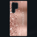 Roos Gold Glittery Folie Girly Signature Samsung Galaxy Hoesje<br><div class="desc">Meisjes faux dun roos goudglitter hoogtepunten aan de linkerkant, over een faux blush en roos goudbruine bladfolie. De moderne handtekening kenmerkt een elegant wit calligrafiedoopvont met decoratieve staarten in een verticaal formaat. Pas de doopvontstijlen aan of verplaats de glinsterende grafiek aan creëer uw eigen telefoontoestel. De extra sparkles, glitter en...</div>