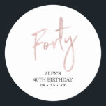 Roos Gold Lettering 40th Birthday Favor Ronde Sticker<br><div class="desc">Deze eenvoudige sticker bedankt u voor uw speciale dag. Dit ontwerp kenmerkt het moderne gouden manuscript van het roos dat " Veertig"met douanetekst laat schrijven. In mijn winkel BaraBomDesign zijn er evenveel uitnodigingen voor de 40ste verjaardag en partijbenodigdheden beschikbaar.</div>