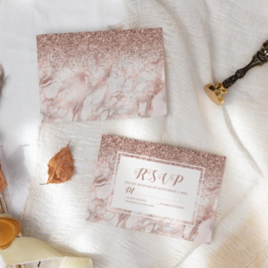 Roos Gold Marble Faux Glitter Script RSVP Kaartje