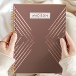 Roos Gold Mauve Modern Geometrisch Gepersonaliseer Planner<br><div class="desc">Verbeter uw organisatie met deze prachtige rozen gouden en mauve moderne geometrische gepersonaliseerde planner. Ideaal voor vrouwen die houden van elegante en hedendaagse design, deze planner combineert stijl met functionaliteit. Het chique geometrische patroon en de luxueuze rozen gouden accenten voegen een vleugje verfijning toe aan uw dagelijkse planning. Personaliseer het...</div>