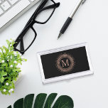 Roos Gold Medallion Initiaal monogram zwart-wit Visitekaarthouder<br><div class="desc">Bewaar je visitekaartjes in dit hoesje van een microgram! Het ontwerp is voorzien van een faux roos goudmedaillonpatroon op een rijke zwarte achtergrond met uw monogram van één initiaal in het midden. OPMERKING: roos goud is een gedrukt effect dat kleurvariaties gebruikt om de folie van goud na te bootsen; het...</div>