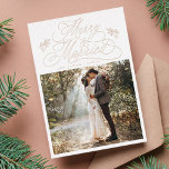 Roos Gold Merry & Married Eerste Kerstfoto Folie Feestdagenkaart<br><div class="desc">Elegante en romantische swirly kalligrafie belettering met een foto en optionele tekst op de achterkant. Voor meer geavanceerde aanpassing van dit ontwerp,  klikt u op de BLUE DESIGN TOOL BUTTON hierboven!</div>