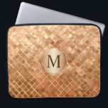 Roos Gold Metallic-Look Pattern met Monogram Laptop Sleeve<br><div class="desc">Een uniek rozen gouden metallic look tegel met coördinerende monogram medaillon en aangepaste monogram dat kan worden gepersonaliseerd op het monogram of de tekst van uw keuze. Als u het lettertype wilt wijzigen of een nieuw monogram opnieuw wilt centreren, kiest u de knop "Aanpassen" en bent u helemaal klaar. Bescherm...</div>